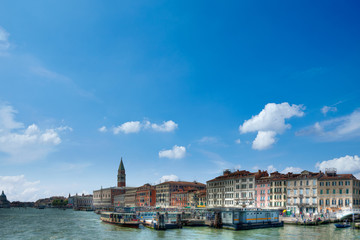 Fototapeta na wymiar Panoramafoto von Venedig mit Schiffen und Booten am Hafen