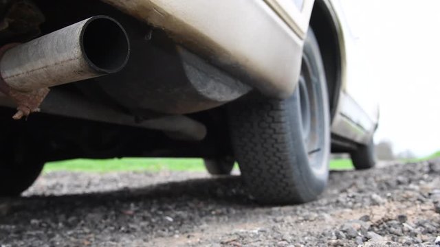 Oldtimer startet den Motor und f&auml;hrt an