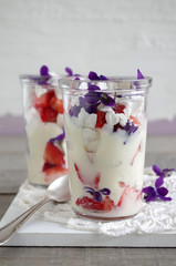 Erdbeer-Schicht-Dessert mit Vanillecreme, Baiser und Veilchen