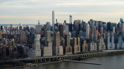 Luftaufnahme von New York City über dem Hudson River