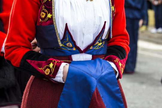 MURAVERA, ITALIA - APRILE 2, 2017:  45^ Sagra degli agrumi - dettaglio del costume tradizionale sardo del Gruppo folk di Fonni - Sardegna