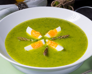 Asparagus cream soup with egg