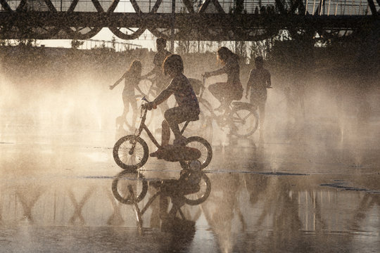 ciclistas tras el agua