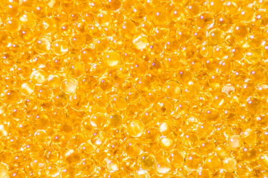 Szklane kulki w złotym kolorze.
Struktura złożona z dużej ilości złotych kulek.