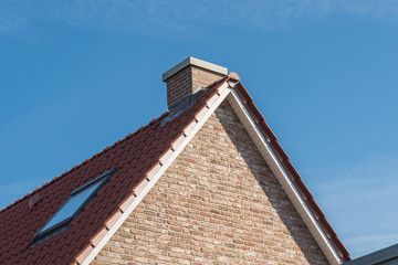 Dach mit Schornstein und Dachfenster