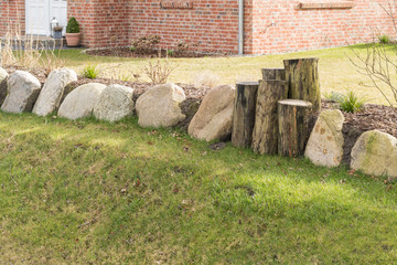 Gartenzaun mal anders mit Steinen und Holz