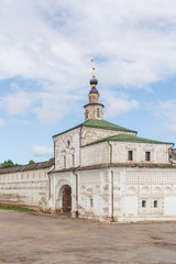 Obraz premium Церковь Николая Чудотворца в монастырскомй стене Горицкого Успенского монастыря в Переславле-Залесском