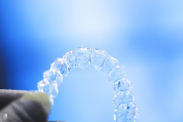 Invisible dental aligner brackets