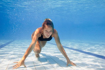 Underwater racing start stance