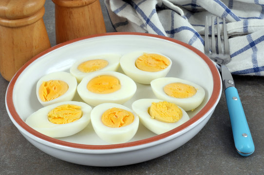 Assiette d’œufs durs coupés en deux