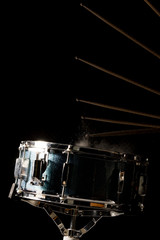Obraz na płótnie Canvas The man is playing snare drum