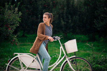 Obraz premium beautiful casual girl with a bicycle on the road in nature