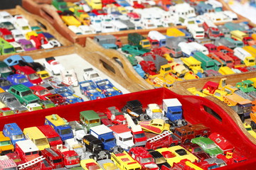 Fototapeta premium Alte Speilzeugautos auf einem Flohmarkt