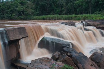 Kaeng Sopha Waterfall in Thung Salaeng Luang National Park, Phitsanulok, Thalland