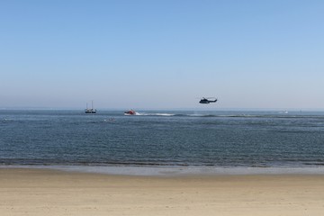 Fototapeta na wymiar exercice de sauvetage en mer par un hélicoptère de l'armée de l'air