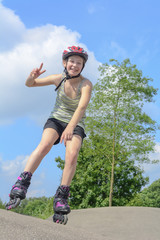 junges Mädchen mit Inline-Skates