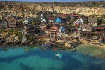 Fototapeta na wymiar Villaggio Popeye, ispirato all'omonimo personaggio dei cartoni animati, si trova sulla costa nord dell'isola di Malta. La località turistica è visitata ogni anno da molti turisti di tutto il mondo