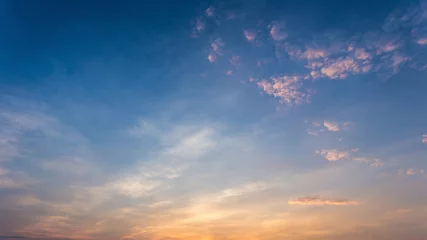 Photo sur Plexiglas Ciel Ciel dramatique coloré avec des nuages au coucher du soleil. Ciel avec fond de soleil.