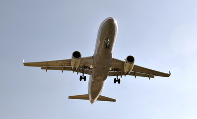 Fototapeta na wymiar aviones comerciales de pasajeros 