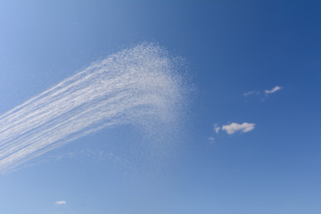 Wasser spritzt am Himmel mit Wolken bei Regen