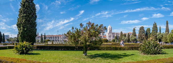 Fototapeta na wymiar Parc et monastère des Hiéronymites de Lisbonne