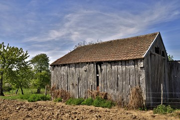 Obraz premium Ancienne grange en milieu rural.