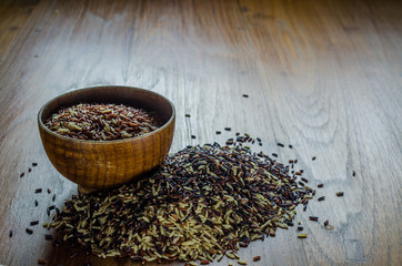 brown rice in wooden bowl