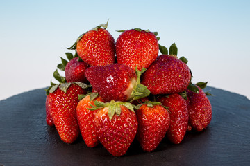 turm mit bio erdbeeren auf schieferplatte schwarz 