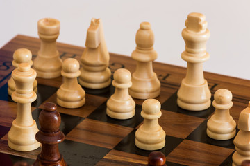 Scacchi fotografati su una scacchiera