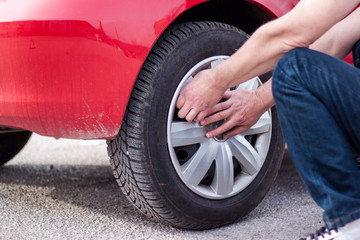 A car remained broken on the road, the driver is trying to refuse to defect to the car