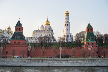 Obraz premium Apr 17, 2015 - Moscow, Russia : Kremlin Palace in the evening with tourist in foreground