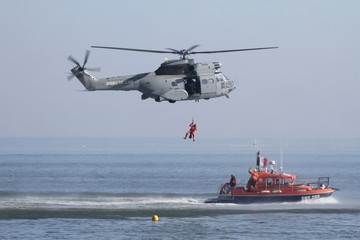 exercice de sauvetage en mer par un hélicoptère de l'armée de l'air - obrazy, fototapety, plakaty