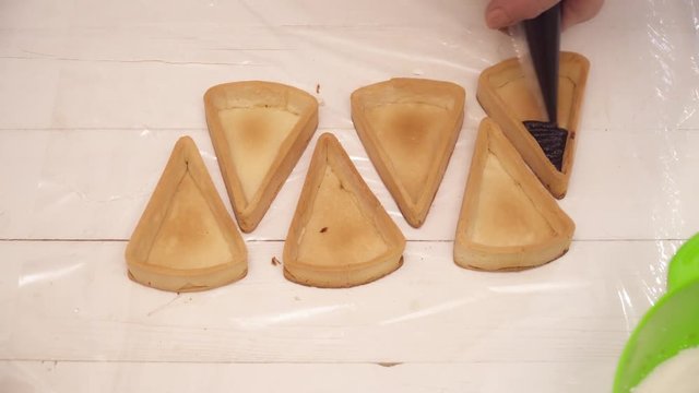 Adding chokolate to the small tarts