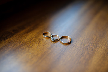 Obraz na płótnie Canvas Wedding rings on a wooden table