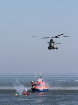 exercice de sauvetage en mer par un hélicoptère de l'armée de l'air