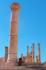 Obraz na płótnie Canvas Giordania, 04/10/2013: le colonne corinzie del tempio di Zeus, costruito nel 162 dC a Jerash, l'antica Gerasa, uno dei più grandi e meglio conservati siti di architettura romana al mondo