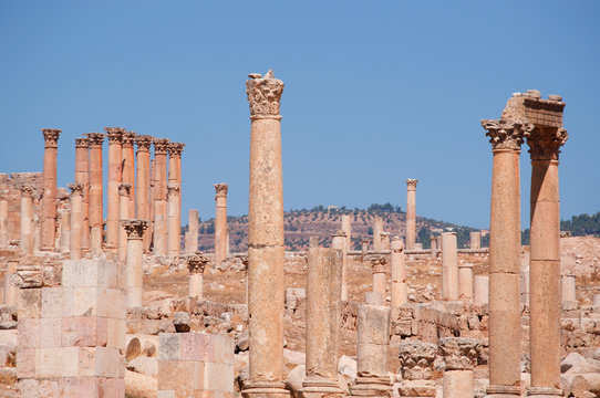 Jerash, Giordania, 04/10/2013: le colonne corinzie del Tempio di Artemide, patrona dell'antica Gerasa, uno dei pi&ugrave; grandi e meglio conservati siti di architettura romana al mondo