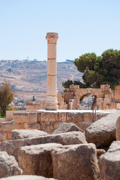 Giordania, 04/10/2013: una colonna corinzia del tempio di Zeus, costruito nel 162 dC a Jerash, l'antica Gerasa, uno dei più grandi e meglio conservati siti di architettura romana al mondo
