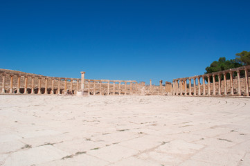 Jerash, Giordania, 04/10/2013: il Foro ovale, lastricato con pietre di calcare, dell'antica Gerasa,...
