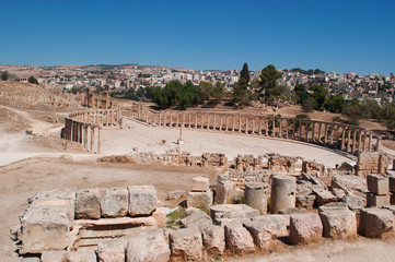 Giordania, 04/10/2013: lo skyline della moderna Jerash con vista del Foro ovale e del Cardo Massimo...