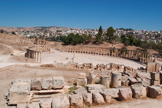 Giordania, 04/10/2013: lo skyline della moderna Jerash con vista del Foro ovale e del Cardo Massimo dell'antica Gerasa, uno dei siti di architettura romana meglio conservati al mondo