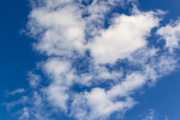 Naklejka premium Białe chmury na niebieskim niebie