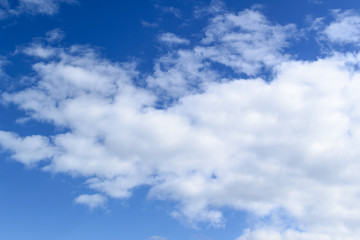 Fototapeta premium Niebieskie niebo z chmurami.