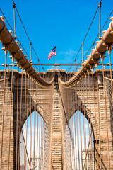 Naklejka premium amerykańska flaga latająca na łuku Brooklyn Bridge, Nowy Jork