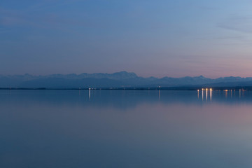 Alpenpanorama während der blauen Stunde am Ammersee