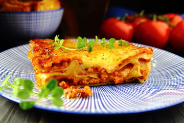 лазанья с микро зеленью на голубом блюде