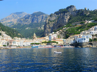 Fototapeta na wymiar Amalfi, Italien, vom Meer aus gesehen im Sommer