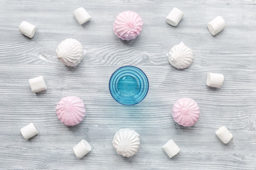 Obraz premium marsh-mallow pattern for trendy design in soft light wooden background top view