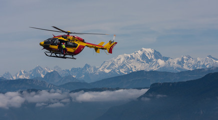 Fototapeta na wymiar Hélicoptère de secours en montagne