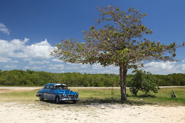 Obraz na płótnie Canvas Blue oldtimer car in Cuba
